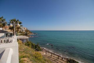 C43 - Family House with Terrace and Shared Pool - 0