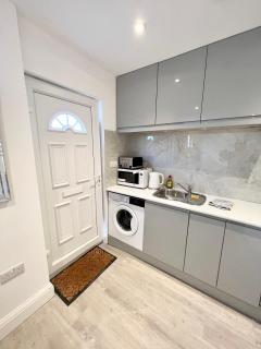 3 Cosy Homes Walking Distance to Mall with Parking Available to Book Separately 3 Bed House Or 1 Bed Apartment Or Studio - 8