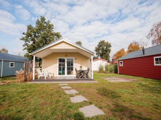Cozy chalet with covered terrace, in a holiday park on the Leukermeer - 8