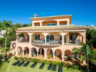 Beachside villa with panoramic sea views - 6