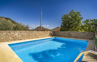Cozy Home In Castillo De Locubin - 1
