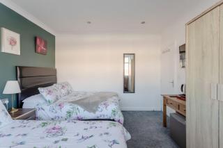 Room in Guest room - Apple House Wembley - Family room with shared bathroom - 7