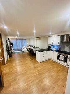 Modern 2 Bed 2 Bath Apartment with outdoor space Hyde park - 8