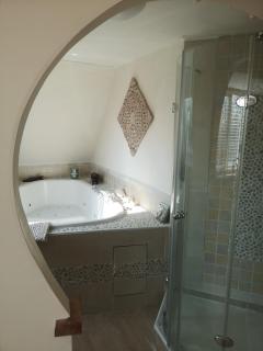 Modern Cozy Asian Style bedroom with Kingsize Spa bath - 8