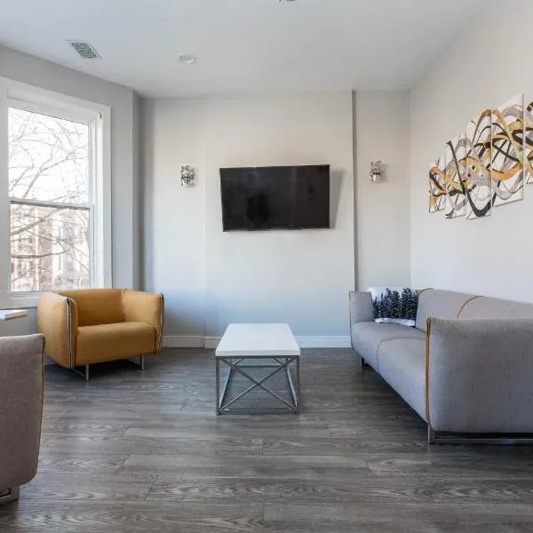 Amazing Location! 1Min Walk to Wrigley Field- 2BR - Perfect for Cubs Fans!, hotel in Chicago