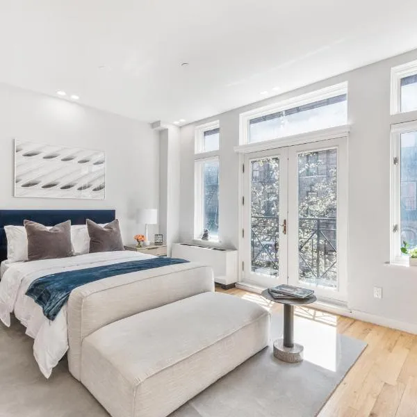 Studio w Charming Juliet Balcony in Upper East, hotel in New York